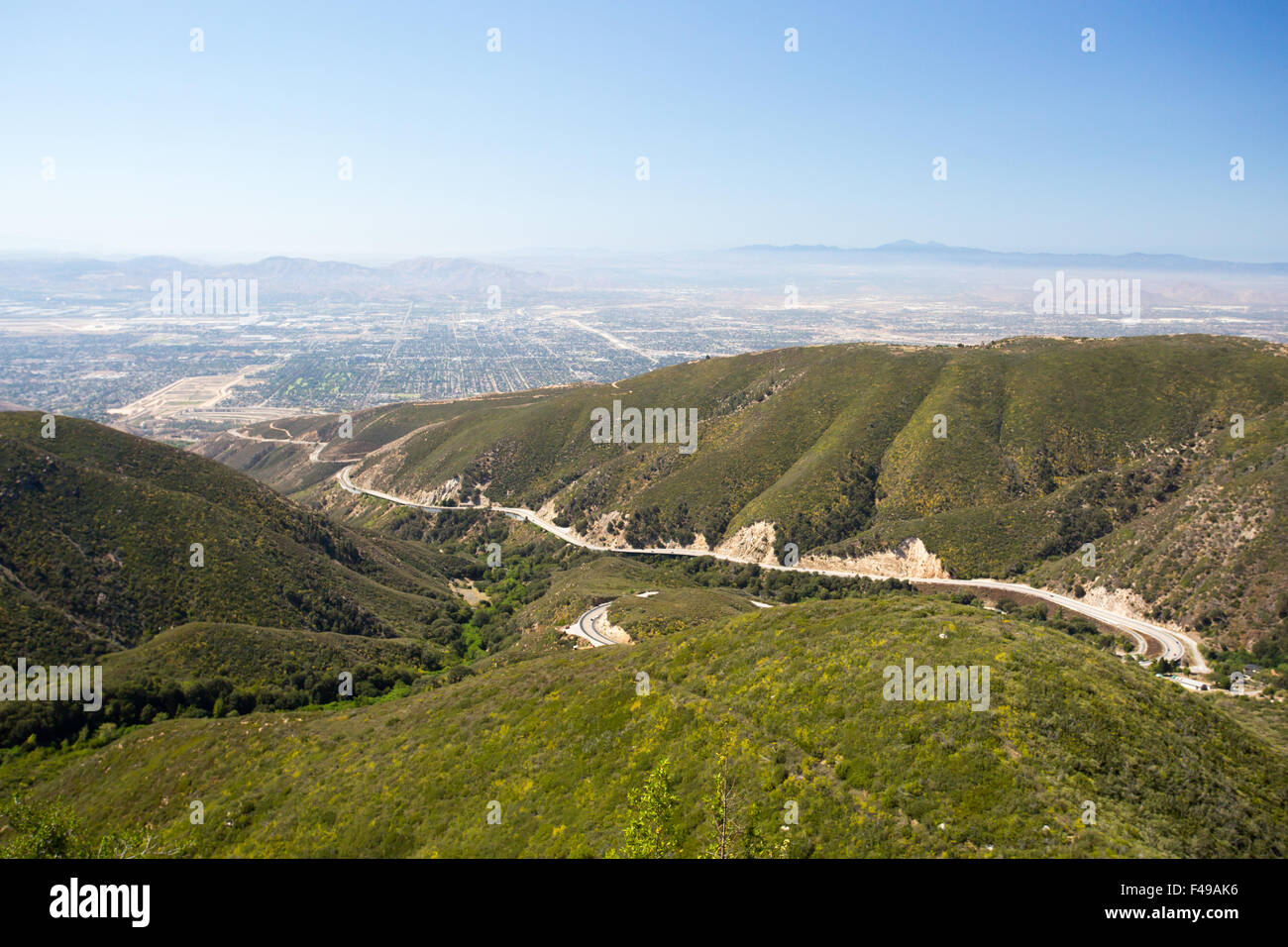 Der Blick über San Bernardino von Hwy 18 auf eine klare, heißen Sommertag in Los Angeles, Kalifornien, USA Stockfoto