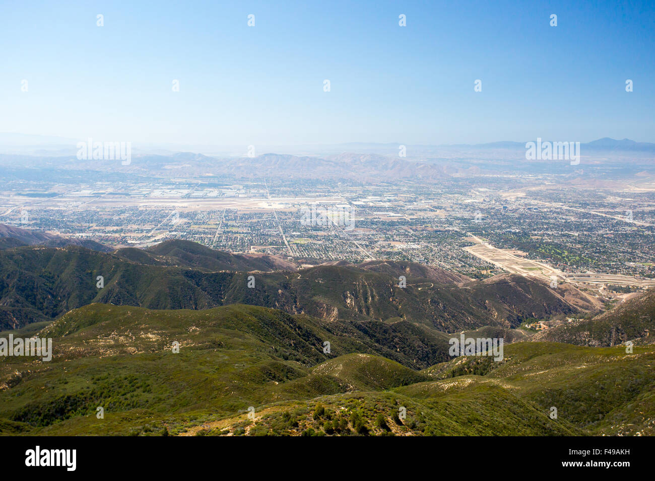 Der Blick über San Bernardino von Hwy 18 auf eine klare, heißen Sommertag in Los Angeles, Kalifornien, USA Stockfoto