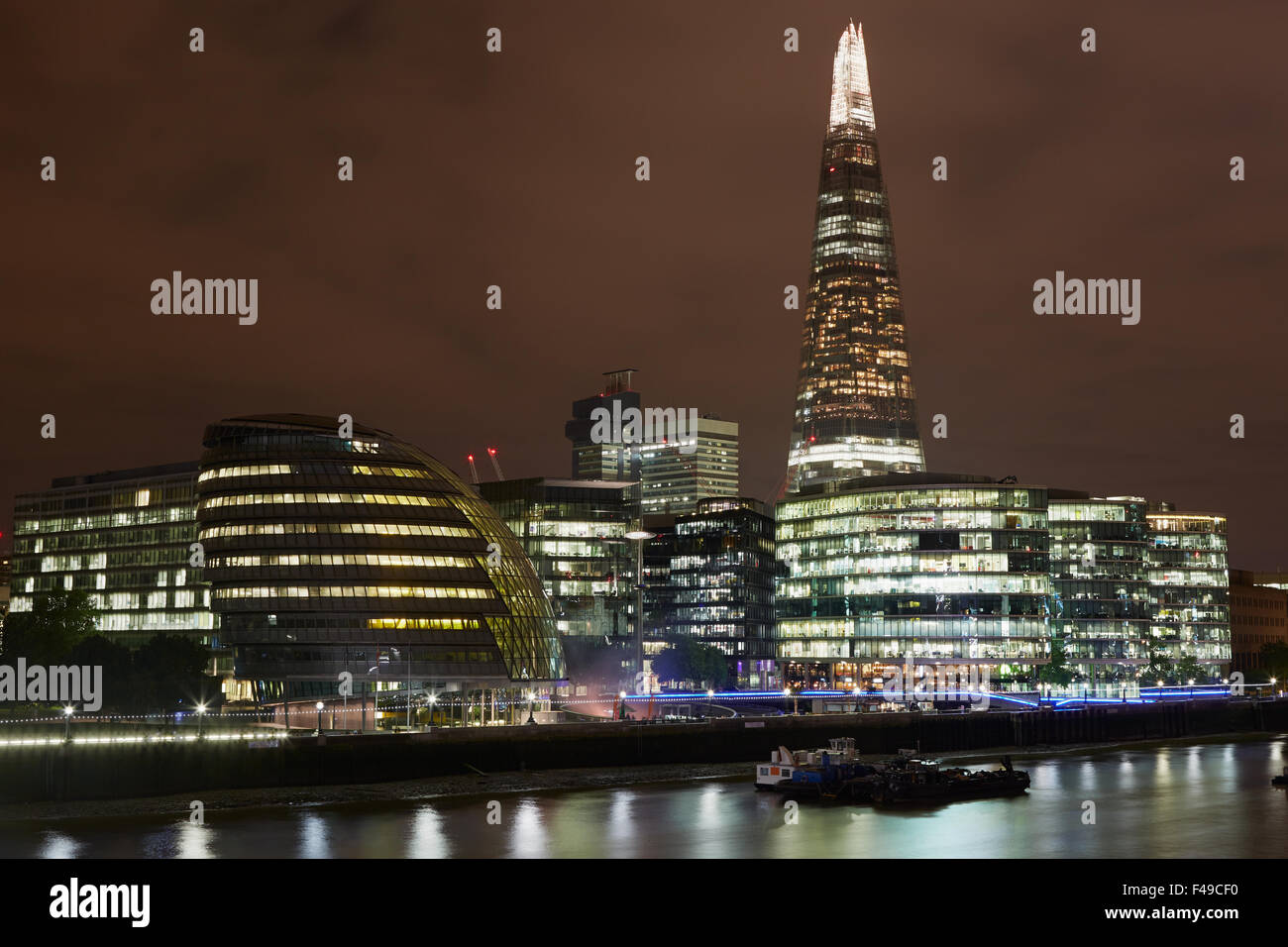 Londoner Stadtbild mit Rathaus und die Scherbe mit Themse-Blick von der Tower Bridge bei Nacht gesehen Stockfoto