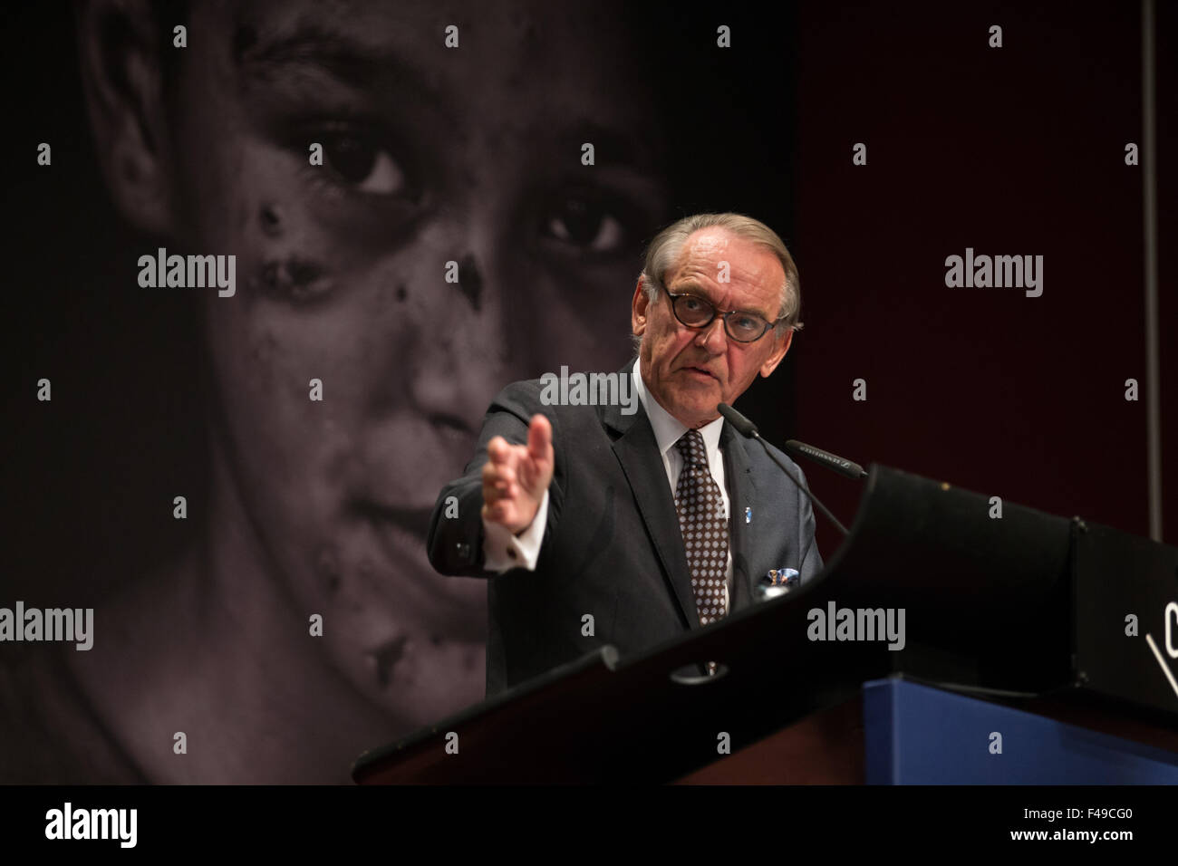 Genf, Schweiz. 15. Oktober 2015. UN-Generalsekretär Jan Eliasson hält eine Rede auf die andauernde globale Konsultation für den Weltgipfel für humanitäre Hilfe in Genf, Schweiz, 15. Oktober 2015. Eliasson hat de-Eskalation der Gewalt in Syrien vor Winter, Farhan Haq, der stellvertretender UN-Sprecher sagte am Donnerstag hier gefordert. © Xu Jinquan/Xinhua/Alamy Live-Nachrichten Stockfoto