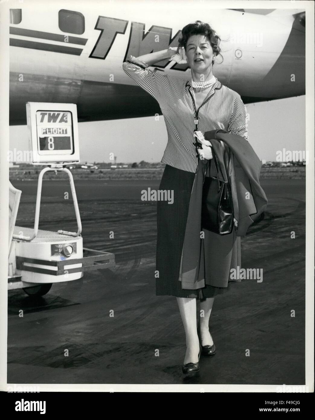 1968 - Idlewild Airport, N.Y. genießt 3 August---Bühne und Bildschirm Lieblings Wendy Hiller die Sommerbrise als sie Schritte aus einer Twa Jetstream nach Westküste Aufenthalt für TV-Auftritte. Sie kehrt in ihre Heimat England und einen kurzen Urlaub zurück. © Keystone Bilder USA/ZUMAPRESS.com/Alamy Live-Nachrichten Stockfoto