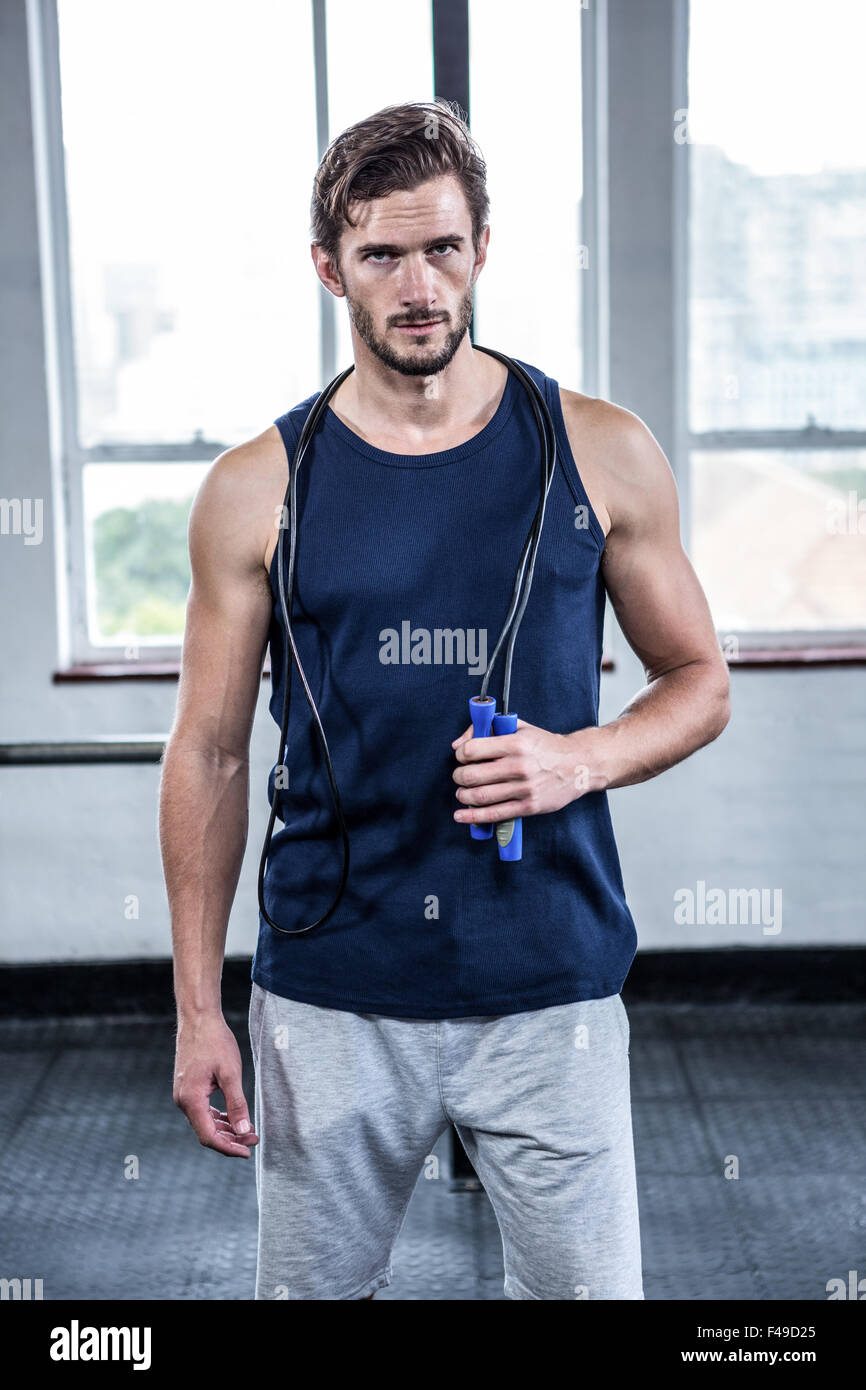 Fit Mann mit Springseil Stockfoto
