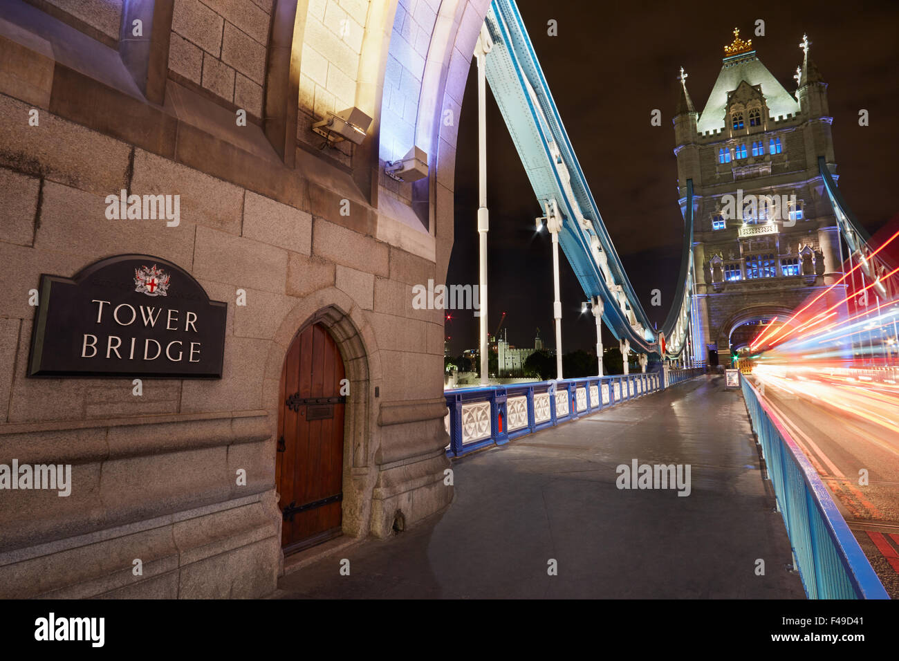 Tower Bridge in London mit Auto Abblendlicht bei Nacht beleuchtet Stockfoto