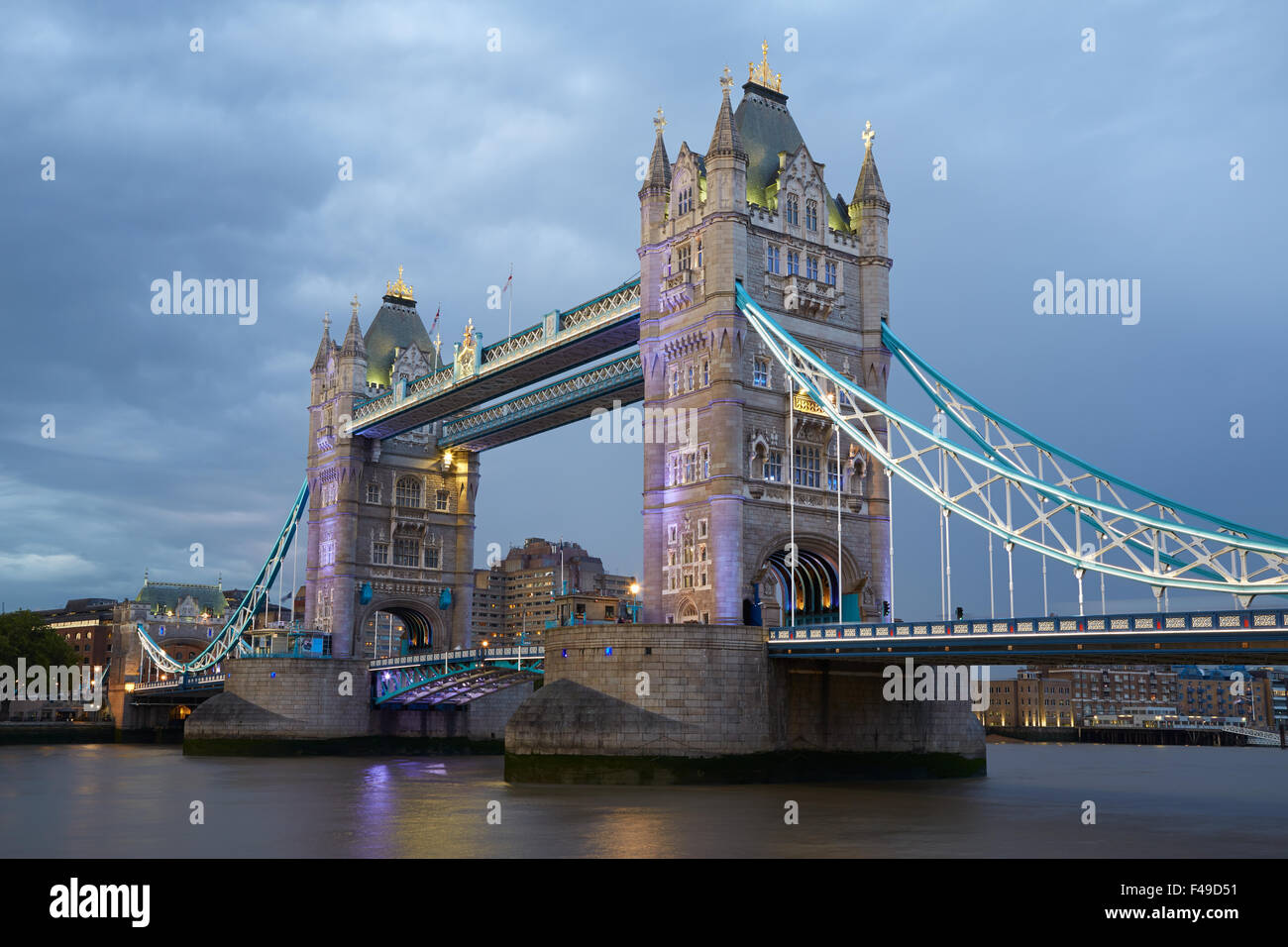 Tower Bridge in London, die abends beleuchtet Stockfoto