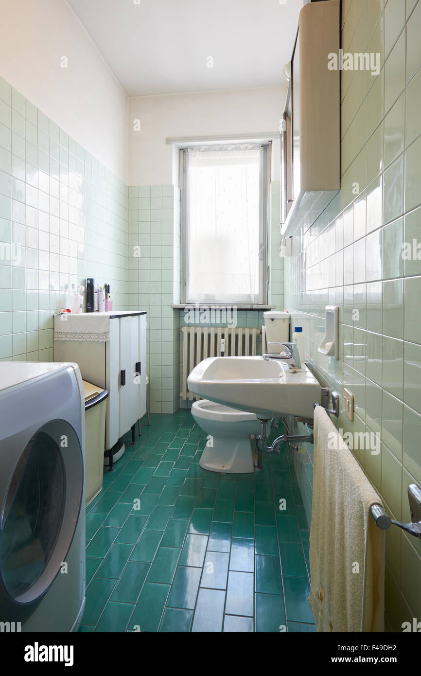 Einfaches, altes Badezimmer in normalen Wohnung Stockfoto