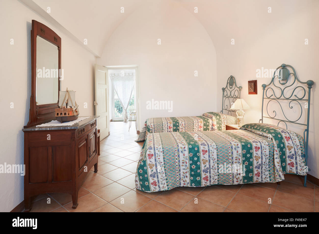 Altes Schlafzimmer mit zwei Betten im antiken Interieur Stockfoto
