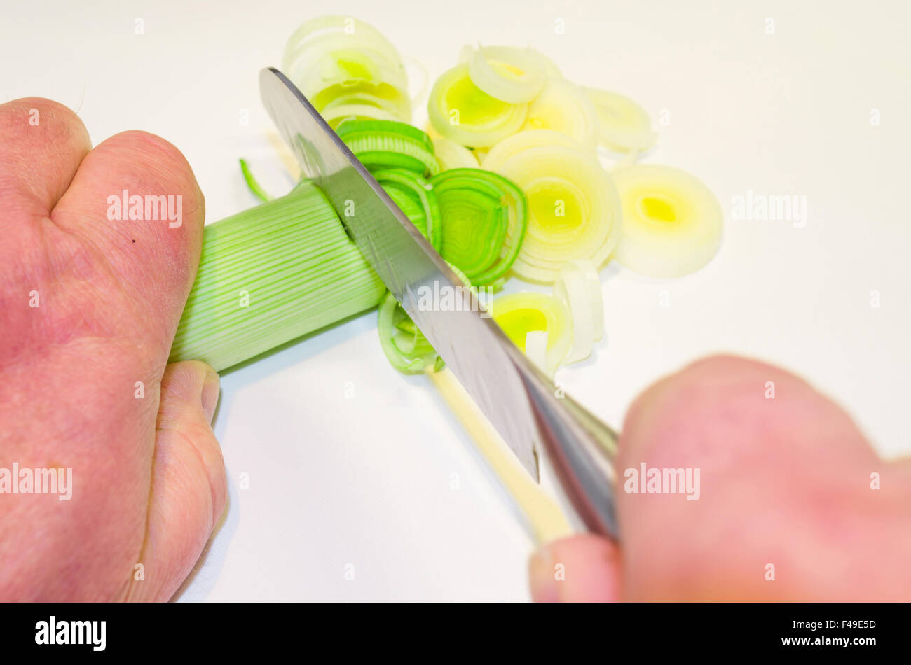 Schneiden von Gemüse Stockfoto