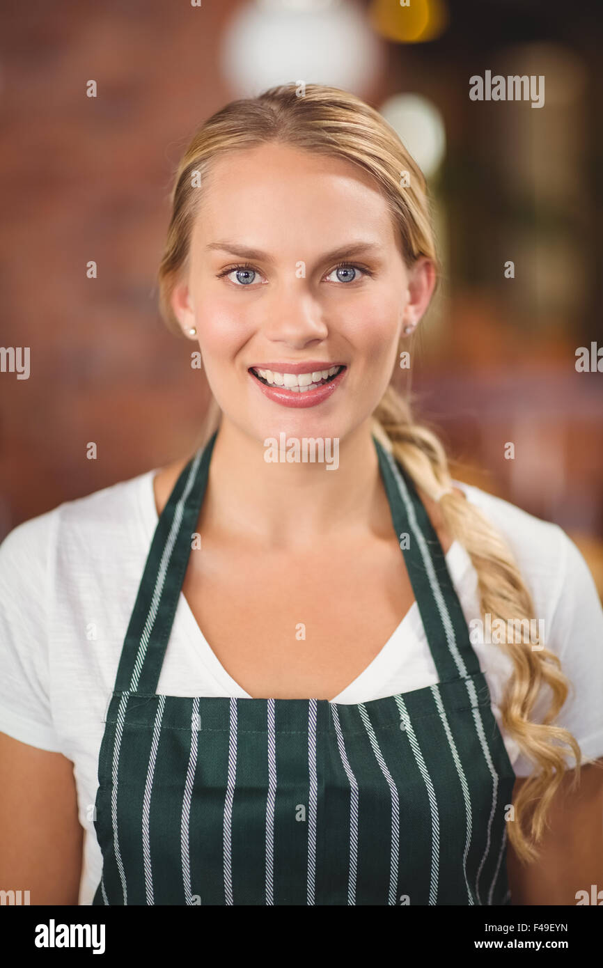 Hübsche Kellnerin in die Kamera schaut Stockfoto