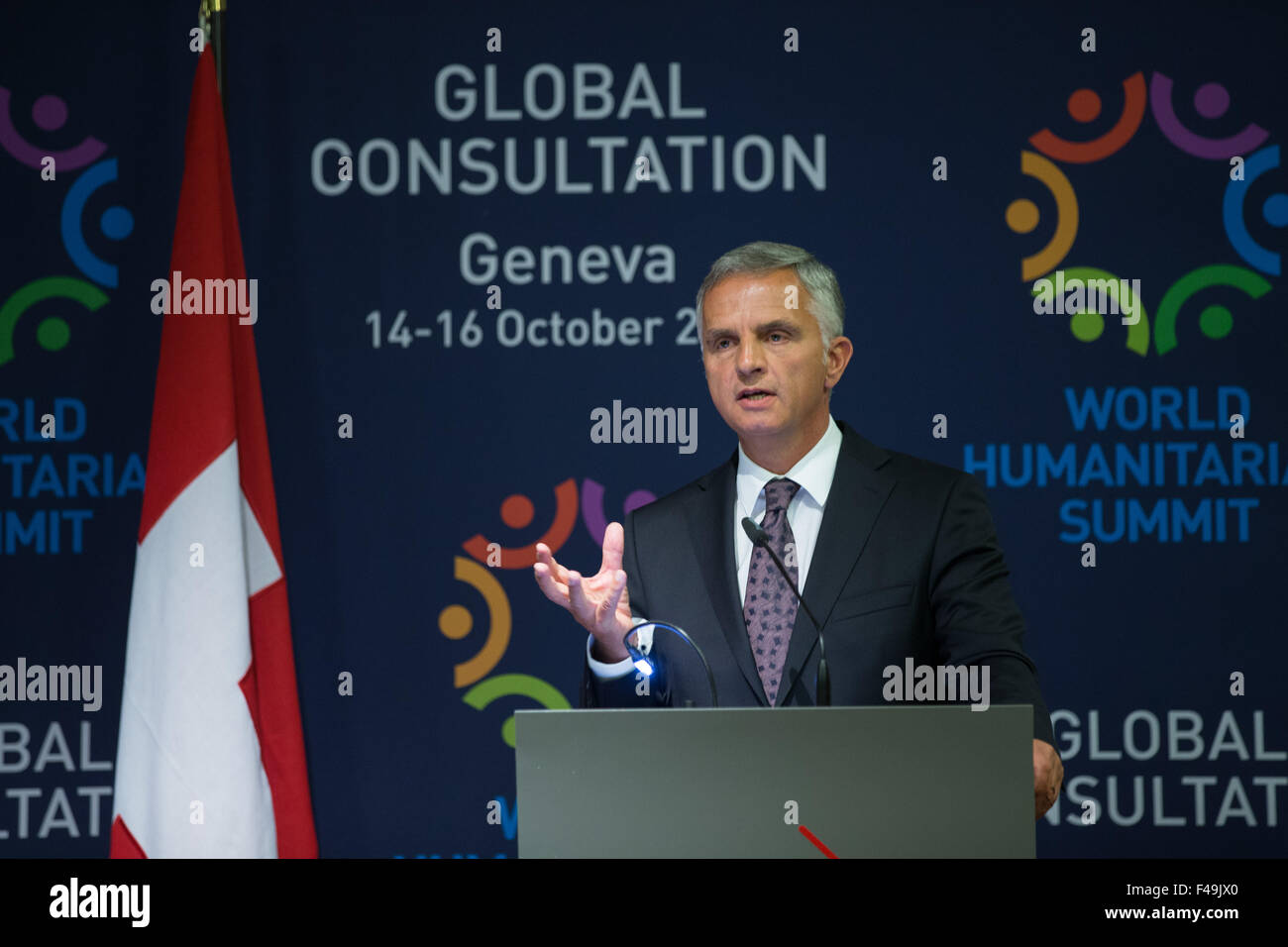 Genf, Schweiz. 15. Oktober 2015. Schweizer Bundesrat und Leiter des Swiss Federal Department auswärtige Angelegenheiten Didier Burkhalter hält eine Rede auf die andauernde globale Konsultation für den Weltgipfel für humanitäre Hilfe in Genf, Schweiz, 15. Oktober 2015. Burkhalter, sagte am Donnerstag, dass die Sicherheit und die würde der von humanitären Krisen und Katastrophen betroffenen Personen Prioritäten der schweizerischen Aussenpolitik sind. Bildnachweis: Xu Jinquan/Xinhua/Alamy Live-Nachrichten Stockfoto