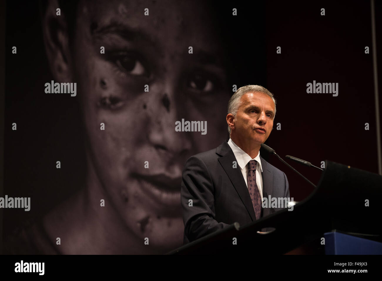 Genf, Schweiz. 15. Oktober 2015. Schweizer Bundesrat und Leiter des Swiss Federal Department auswärtige Angelegenheiten Didier Burkhalter hält eine Rede auf die andauernde globale Konsultation für den Weltgipfel für humanitäre Hilfe in Genf, Schweiz, 15. Oktober 2015. Burkhalter, sagte am Donnerstag, dass die Sicherheit und die würde der von humanitären Krisen und Katastrophen betroffenen Personen Prioritäten der schweizerischen Aussenpolitik sind. Bildnachweis: Xu Jinquan/Xinhua/Alamy Live-Nachrichten Stockfoto