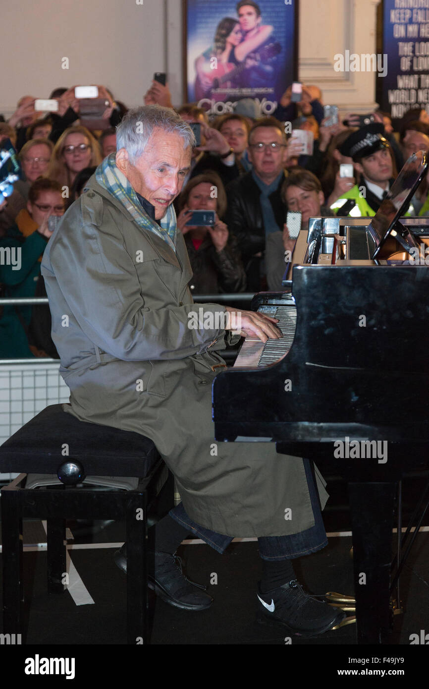 London, UK. 15. Oktober 2015.  Amerikanischen Musik-Legende Burt Bacharach, 87, begleitet die London-Besetzung von der Hit-musical in Ihrer Nähe, Bacharach neu gedacht an einem Flügel für eine Überstellung von Lied Raindrops Keep Falling on meinem Kopf am Piccadilly Circus. Es ist das Musical-Premiere, wie es das Criterion Theatre im Londoner West End überträgt. Bildnachweis: Theatrepix/Alamy Live-Nachrichten Stockfoto