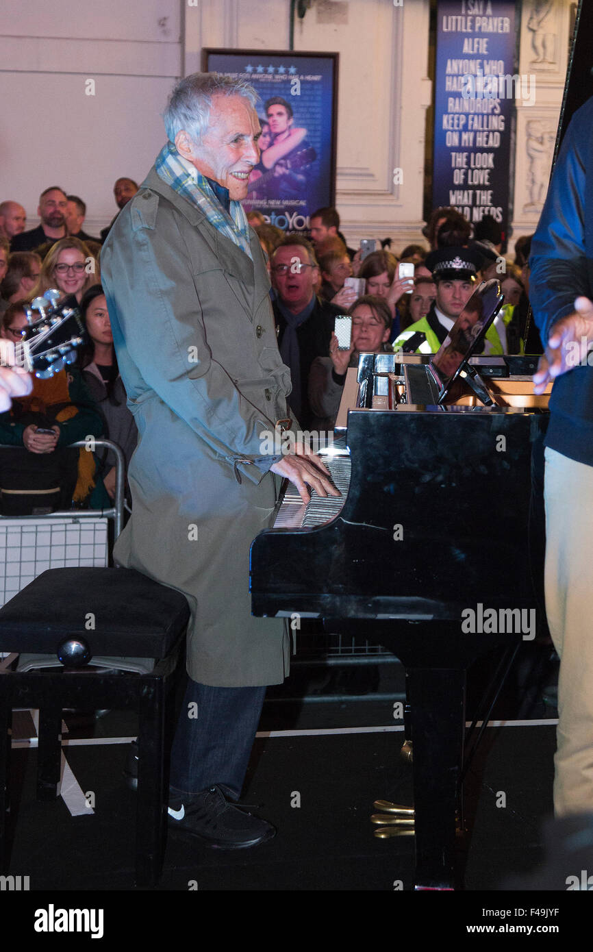 London, UK. 15. Oktober 2015.  Amerikanischen Musik-Legende Burt Bacharach, 87, begleitet die London-Besetzung von der Hit-musical in Ihrer Nähe, Bacharach neu gedacht an einem Flügel für eine Überstellung von Lied Raindrops Keep Falling on meinem Kopf am Piccadilly Circus. Es ist das Musical-Premiere, wie es das Criterion Theatre im Londoner West End überträgt. Bildnachweis: Theatrepix/Alamy Live-Nachrichten Stockfoto