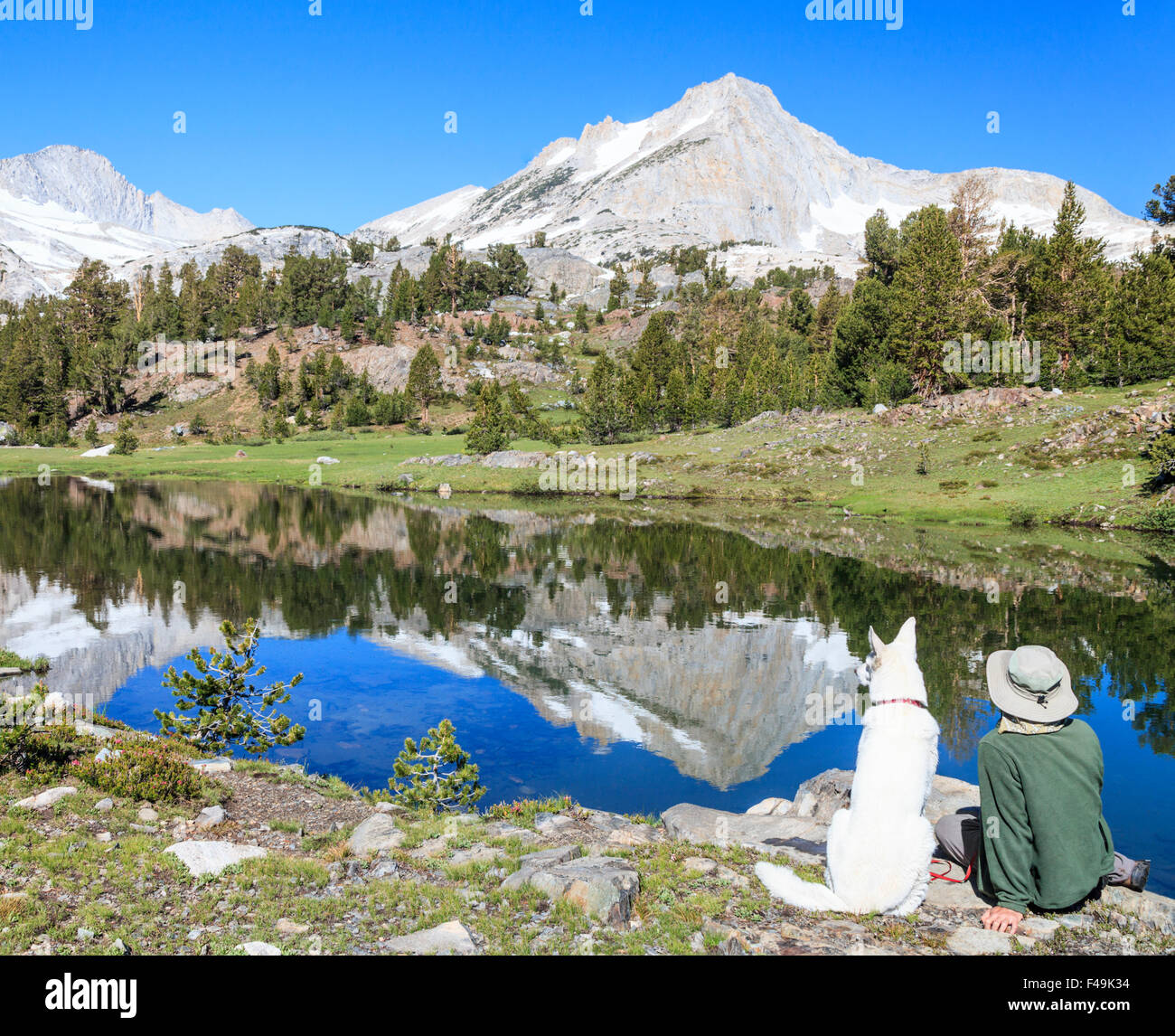 Wanderer und Hund entspannen Sie sich in 20 Seen-Becken in der östlichen Sierra in Nordkalifornien Stockfoto