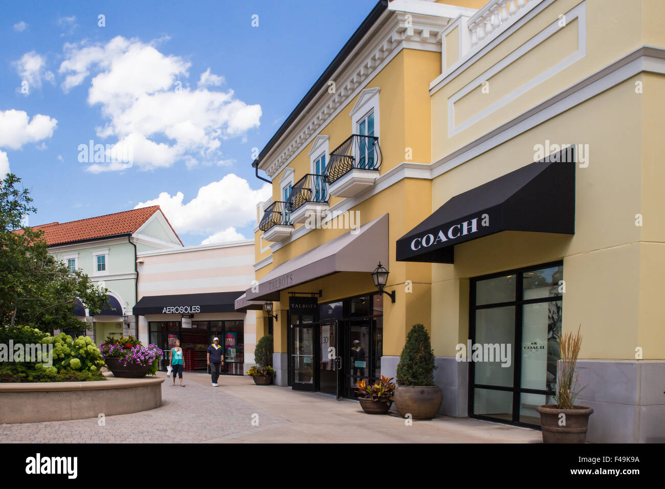 Blick auf Outdoor-Tanger Factory Outlet Mall in Deer Park, NY USA  Stockfotografie - Alamy