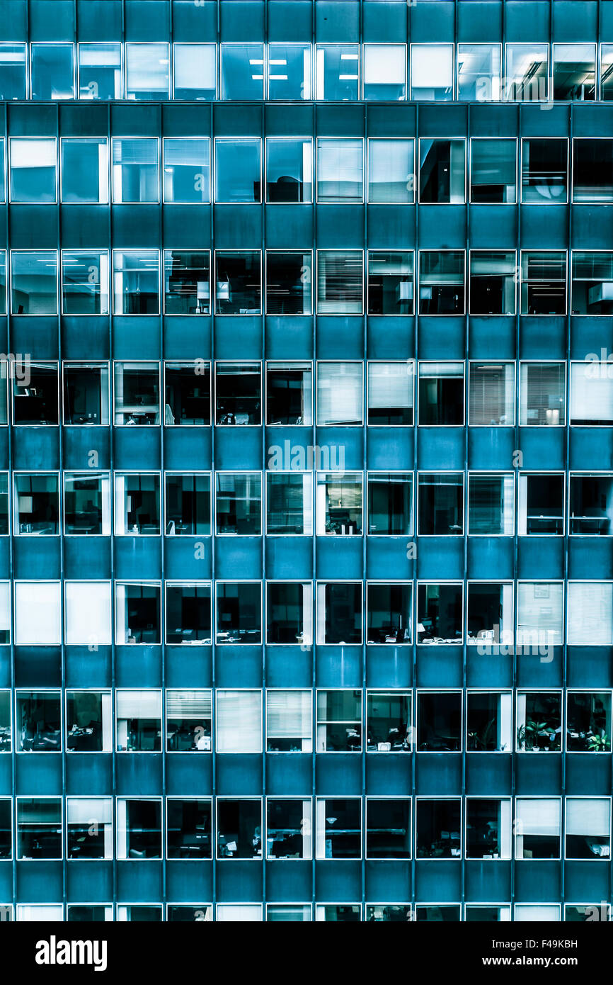 Geometrische Fenster Fassade auf typischen Bürogebäude Stockfoto