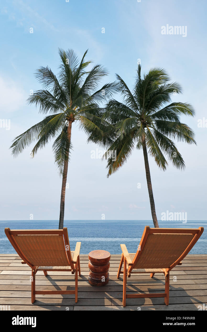 Die Luxus-Pool am Strand und das Meer Stockfoto