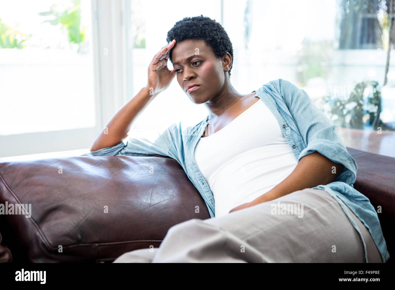 Irritiert Frau sitzt auf der couch Stockfoto