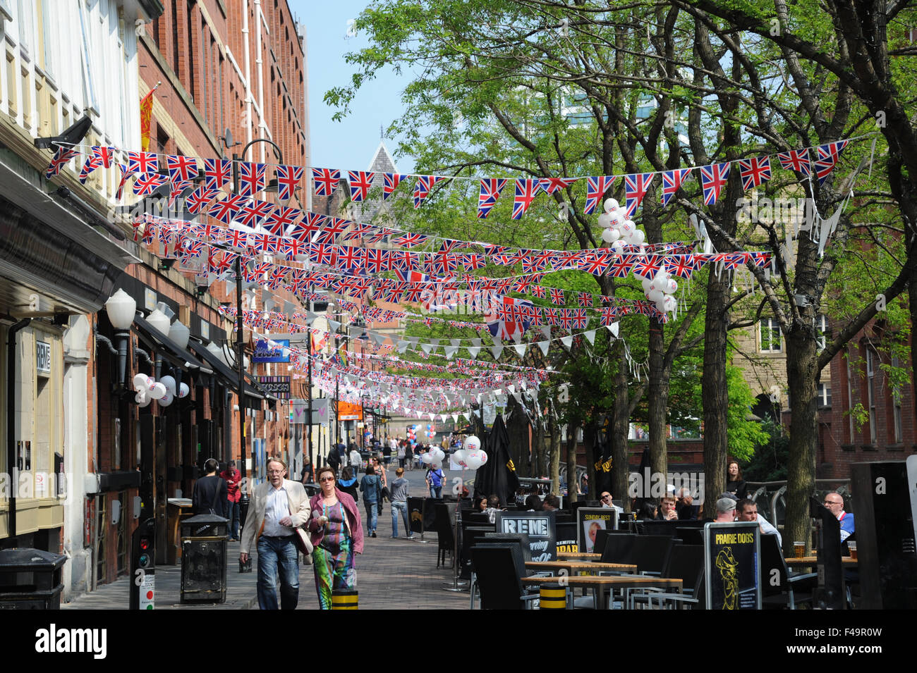 Party Girlanden an der Canal Street im Herzen von Manchesters Gay Village anlässlich die Hochzeit von William und Kate. Stockfoto