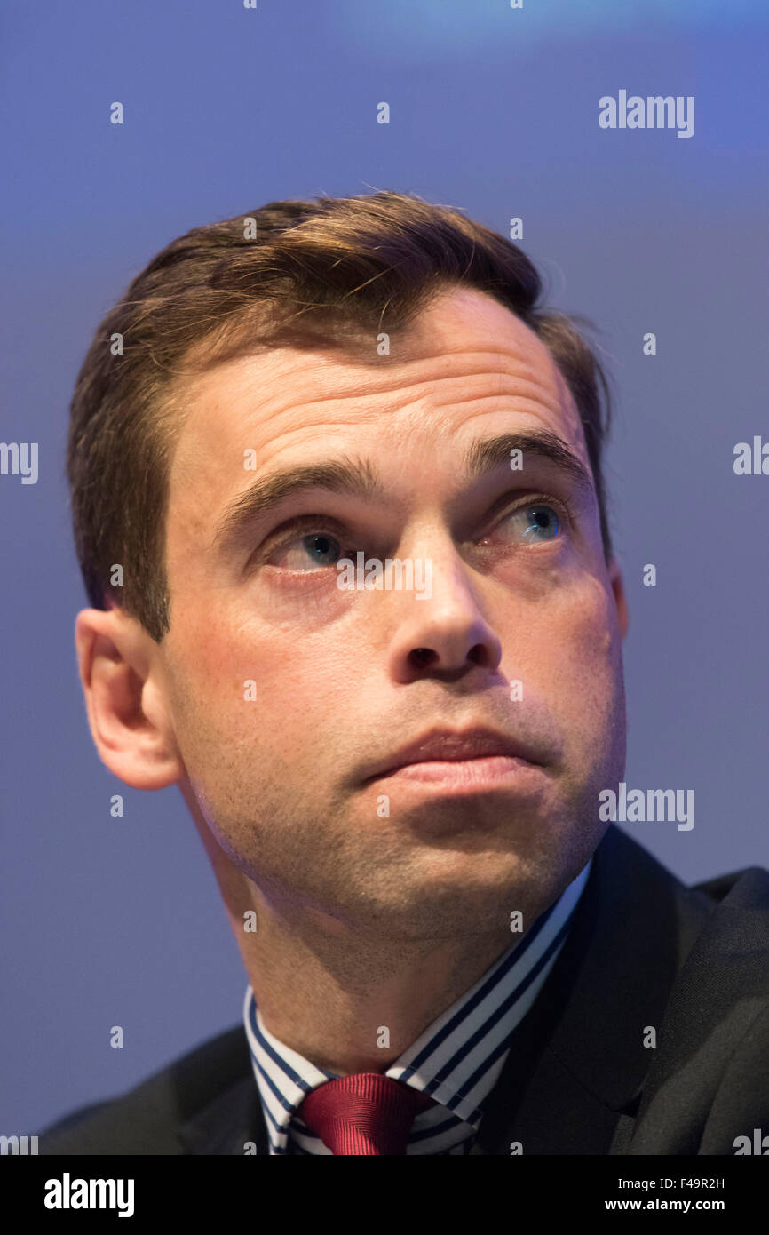 Waliser Arbeit AM und Stellvertreter des Ministers für Kultur Ken Schlittschuhe. Stockfoto