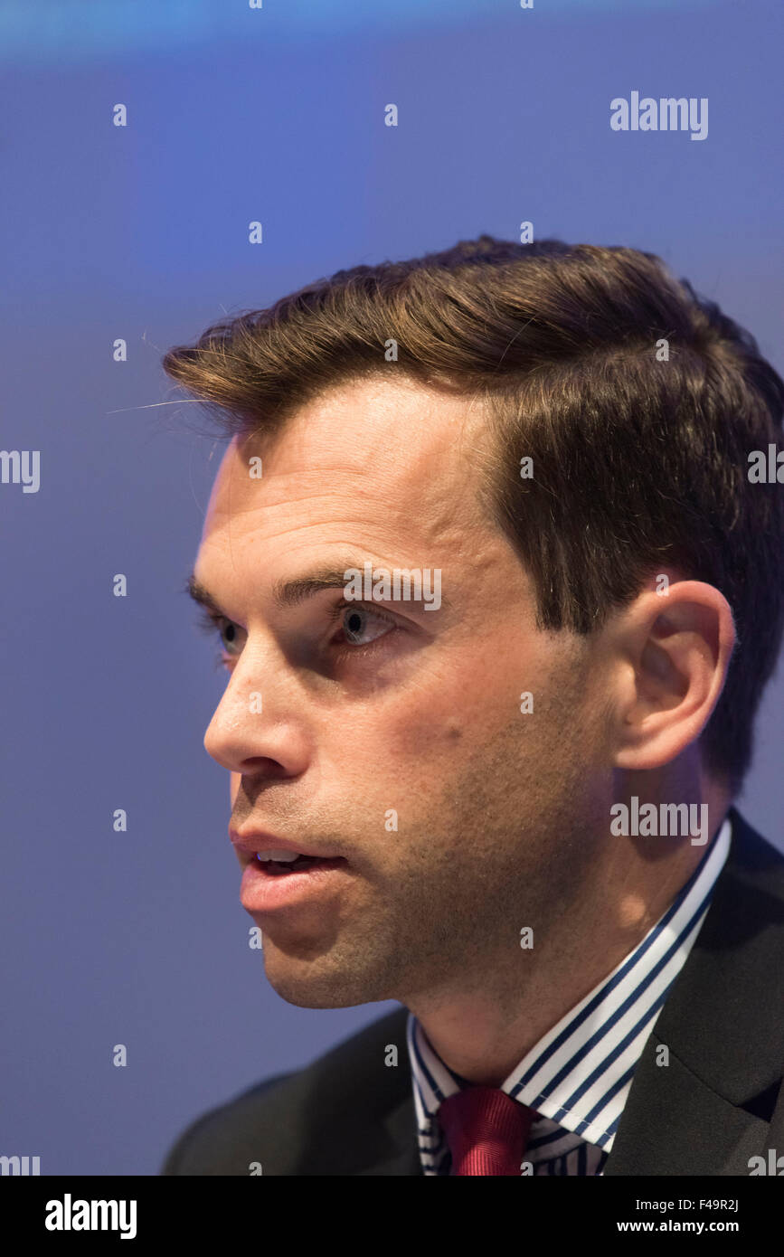 Waliser Arbeit AM und Stellvertreter des Ministers für Kultur Ken Schlittschuhe. Stockfoto