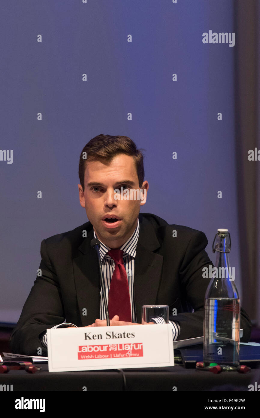 Waliser Arbeit AM und Stellvertreter des Ministers für Kultur Ken Schlittschuhe. Stockfoto