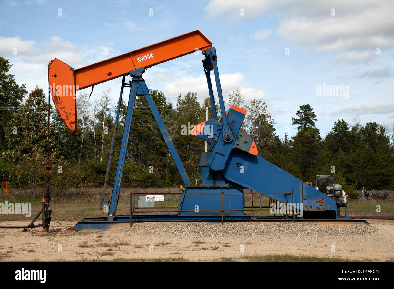 Ölquelle und Bohrschwengels, Nord-Michigan-USA Stockfoto