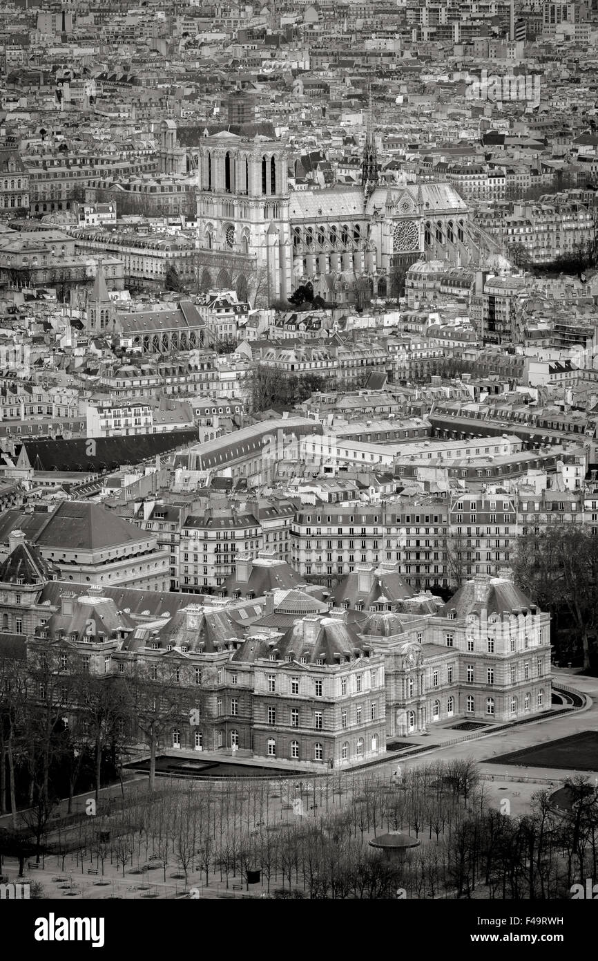 Dächer von schwarz-weiß & Paris von oben mit Jardin du Luxembourg und Kathedrale Notre-Dame. Rive Gauche, Ile-de-France, Frankreich Stockfoto