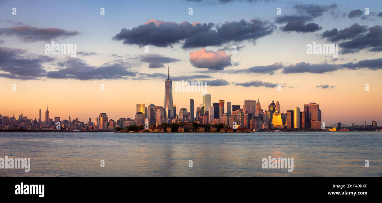 Lower Manhattan Wolkenkratzer, Financial District und Ellis Island Panorama bei Sonnenuntergang, New York City, USA Stockfoto