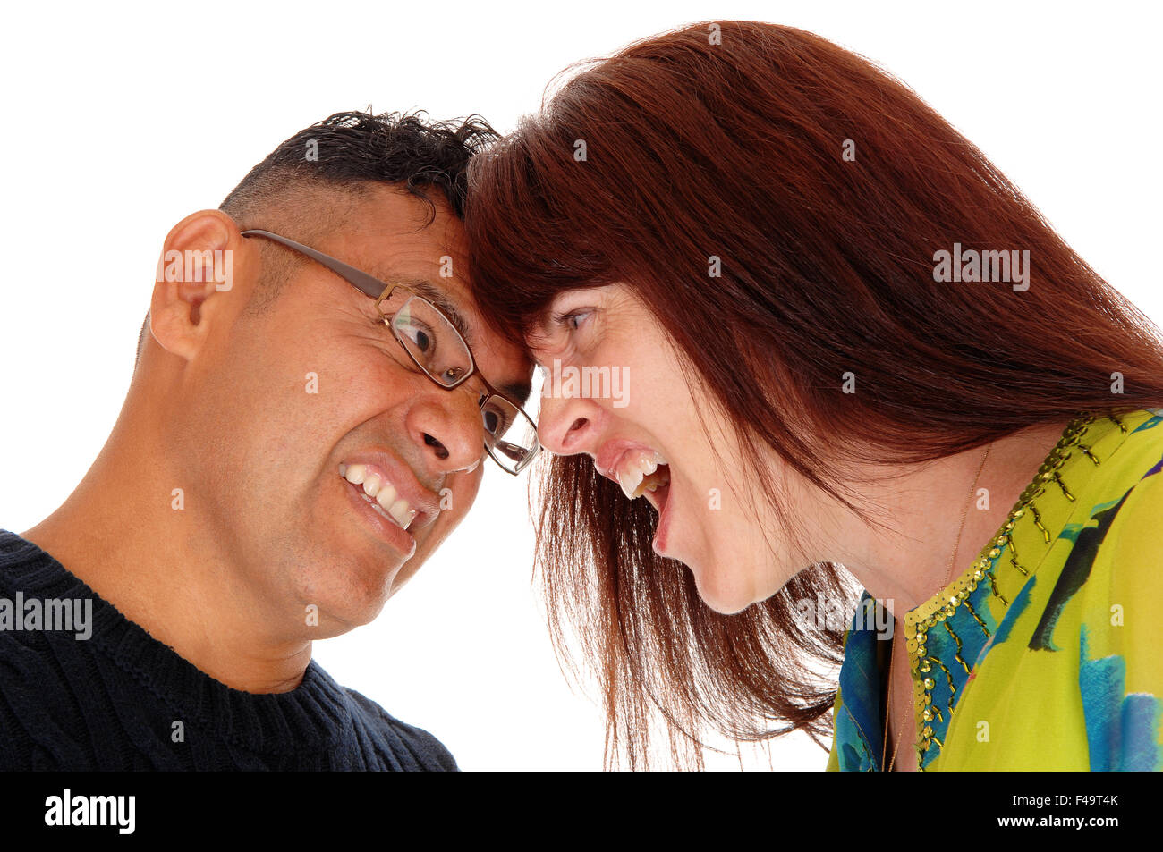 Paar mit des Kopfes zusammen kämpfen. Stockfoto