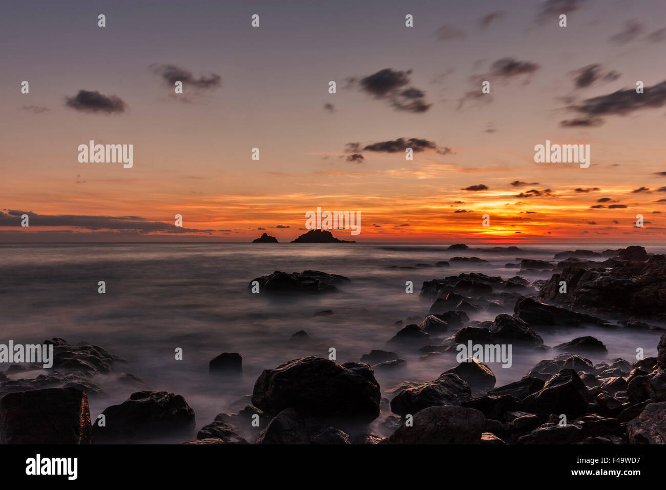 Des Priesters Cove, Cornwall, UK. 14. Oktober 2015. Großbritannien Wetter. Sonnenuntergang am Priesters Cove, England. 14. Oktober 2015. Bildnachweis: Barry Bateman/Alamy Live-Nachrichten Stockfoto