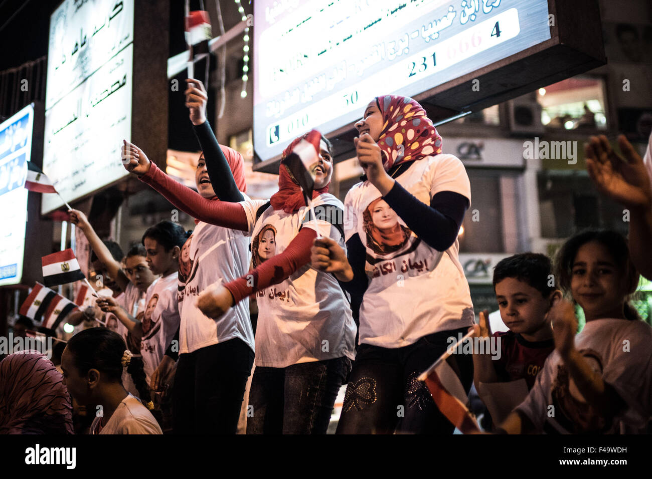 Minya, Ägypten. 15. Oktober 2015. Ägypter teilnehmen an einer Kundgebung eines Kandidaten für den bevorstehenden Parlamentswahlen in Stadt Zentrum von El-Minya, Ägypten, am 15. Oktober 2015. Lang ersehnte Parlamentswahl in Ägypten erfolgt in zwei Etappen über 27 Provinzen des Landes. Die erste Etappe über 14 Provinzen findet am Okt. 18 und 19, während die zweite für den Rest 13 Provinzen am 22. November und 23. Bildnachweis: Pan-Chaoyue/Xinhua/Alamy Live-Nachrichten Stockfoto