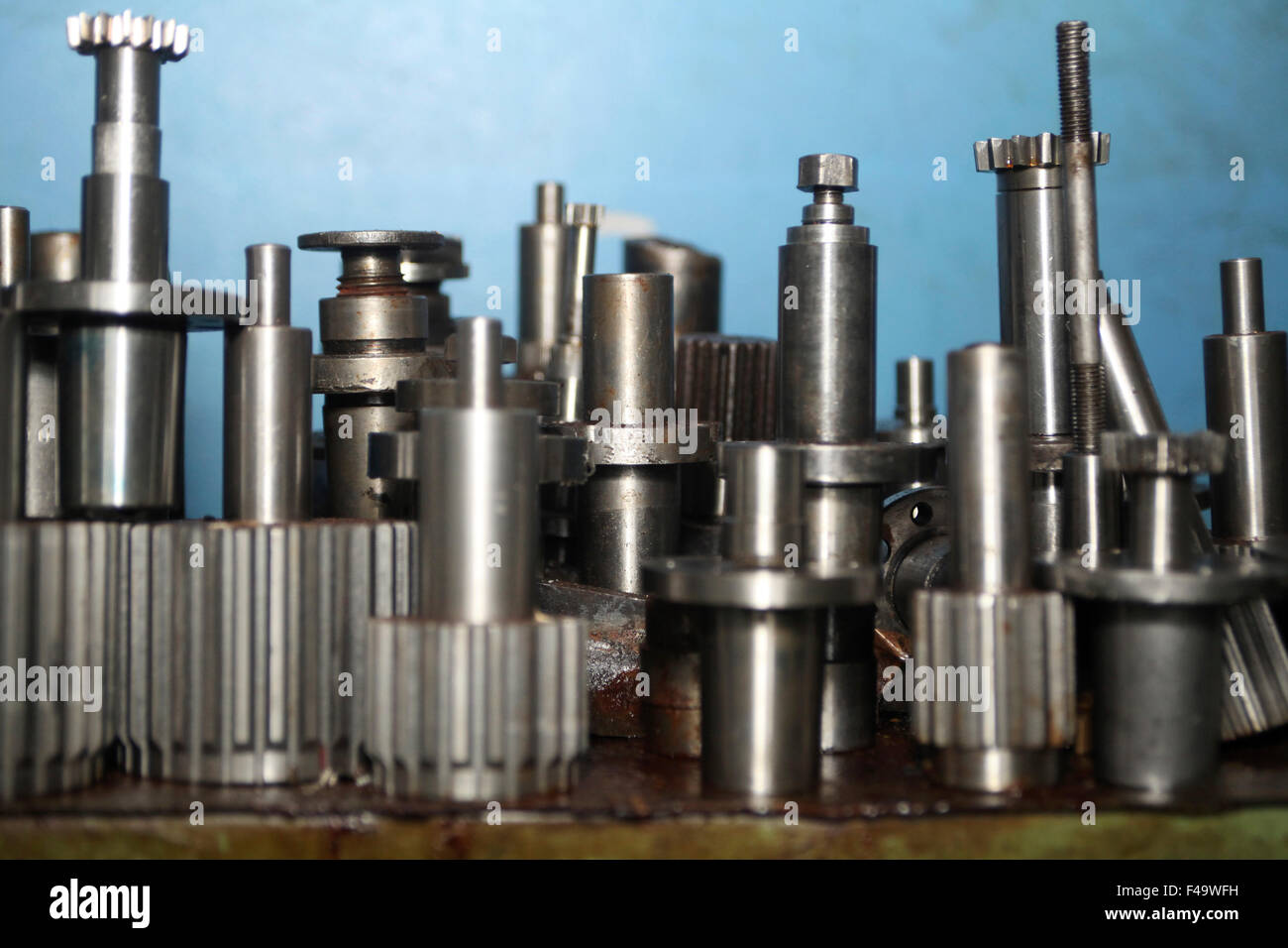 Zahnrad aus Metall, Zahnrad, Ritzelgetriebe, ein Job für Drehmaschine, Metallwerkstatt Entourage, Elemente für Design-Muster Stockfoto