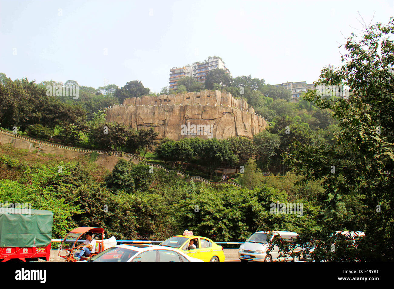 Chongqing, Chongqing, CHN. 30. Sep, 2015. Chongqing, CHINA - 30. September 2015: (Nur zur redaktionellen Verwendung. CHINA aus) eine riesige Steingarten Umspannwerk Zimmer mit 30 m Länge und 20 m Breite und Höhe von 18 Metern, einer Fläche von 1200 Quadratmetern. Es scheint wie eine Burg in der Ferne. © SIPA Asien/ZUMA Draht/Alamy Live-Nachrichten Stockfoto