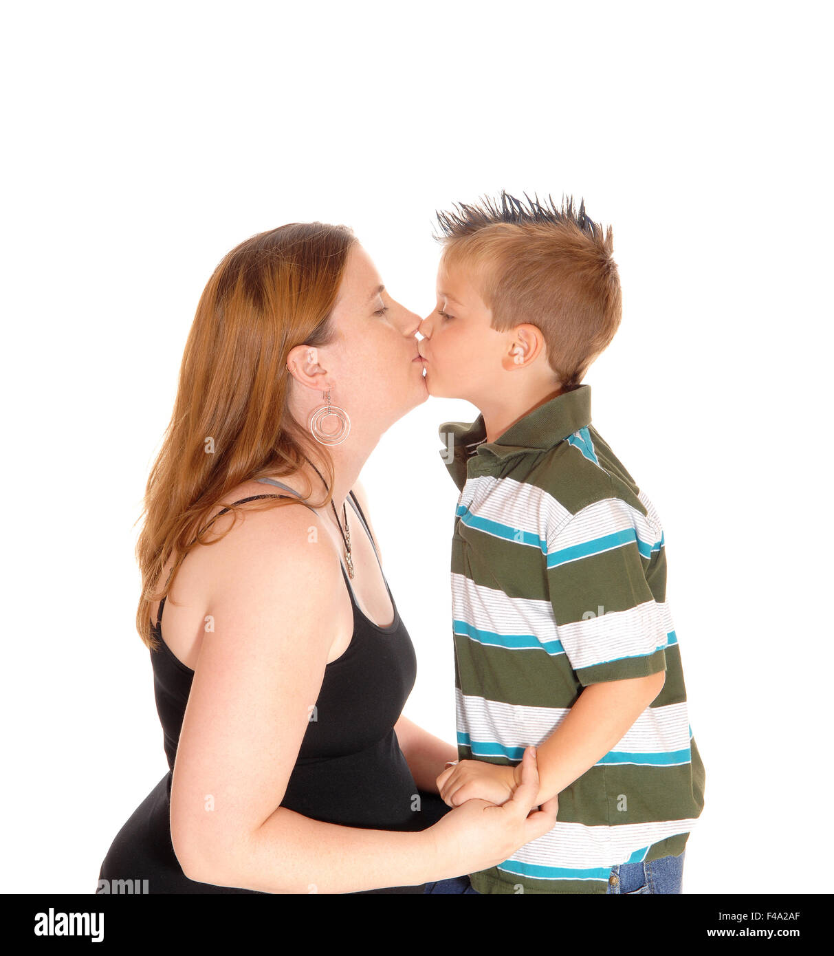 Mutter ihren kleinen Jungen küssen. Stockfoto