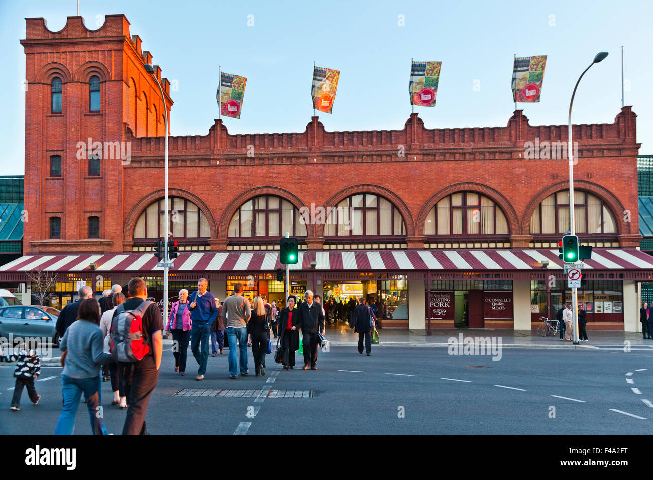 am Abendbesuch in Adelaides beliebtesten Zentralmarkt Stockfoto