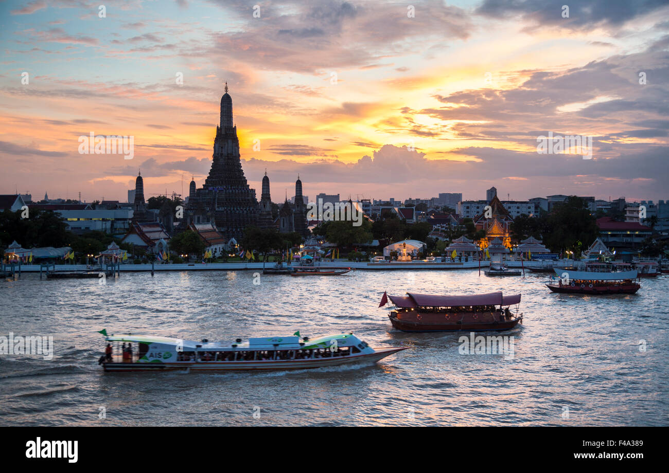 Thailand, Abendstimmung über Bangkok Yai und der Chao Phraya River, mit dem mächtigen zentralen prang des Wat Arun, der Tempel der Morgenröte, si Stockfoto