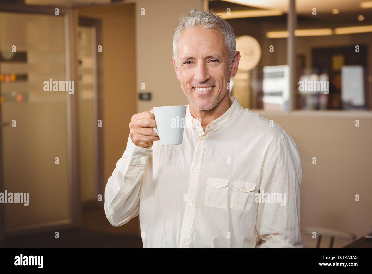 Porträt des Kaufmanns Kaffeetrinken im Büro Stockfoto