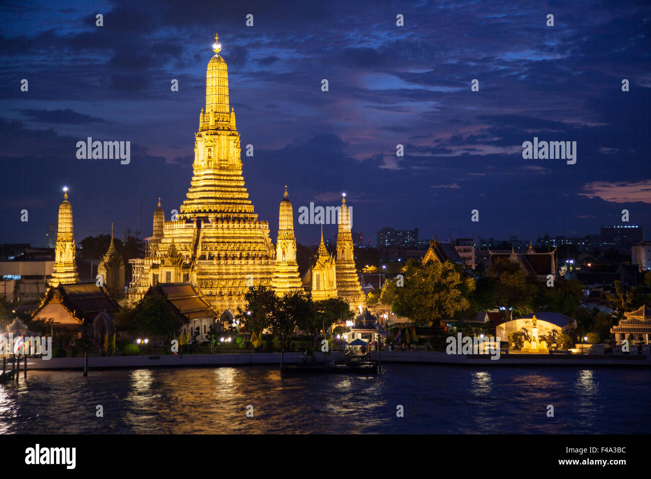 Thailand, Bangkok, Nachtansicht des Wat Arun, der Tempel der Morgenröte und der Chao Phraya River Stockfoto
