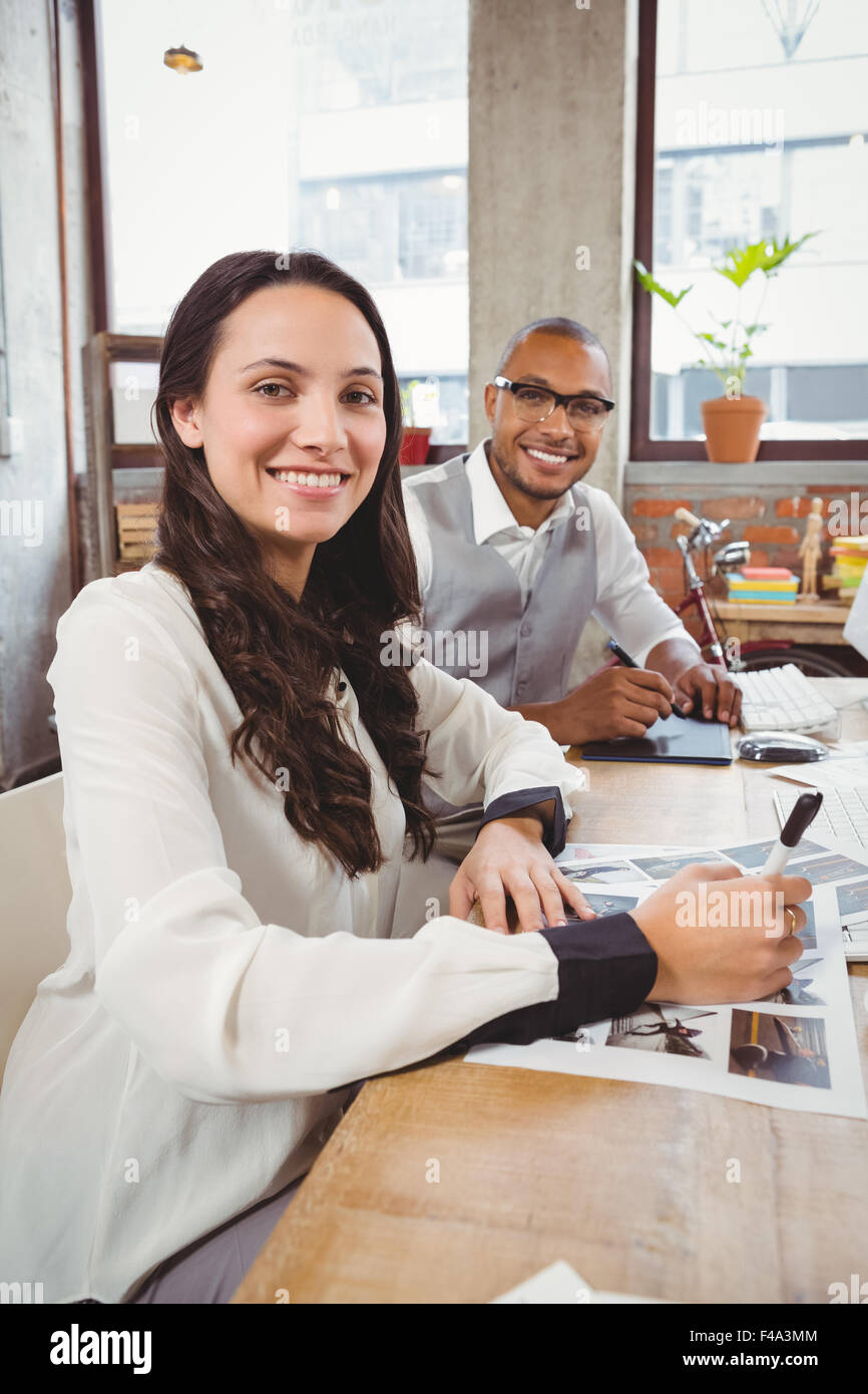 Glückliche Menschen im Büro Stockfoto