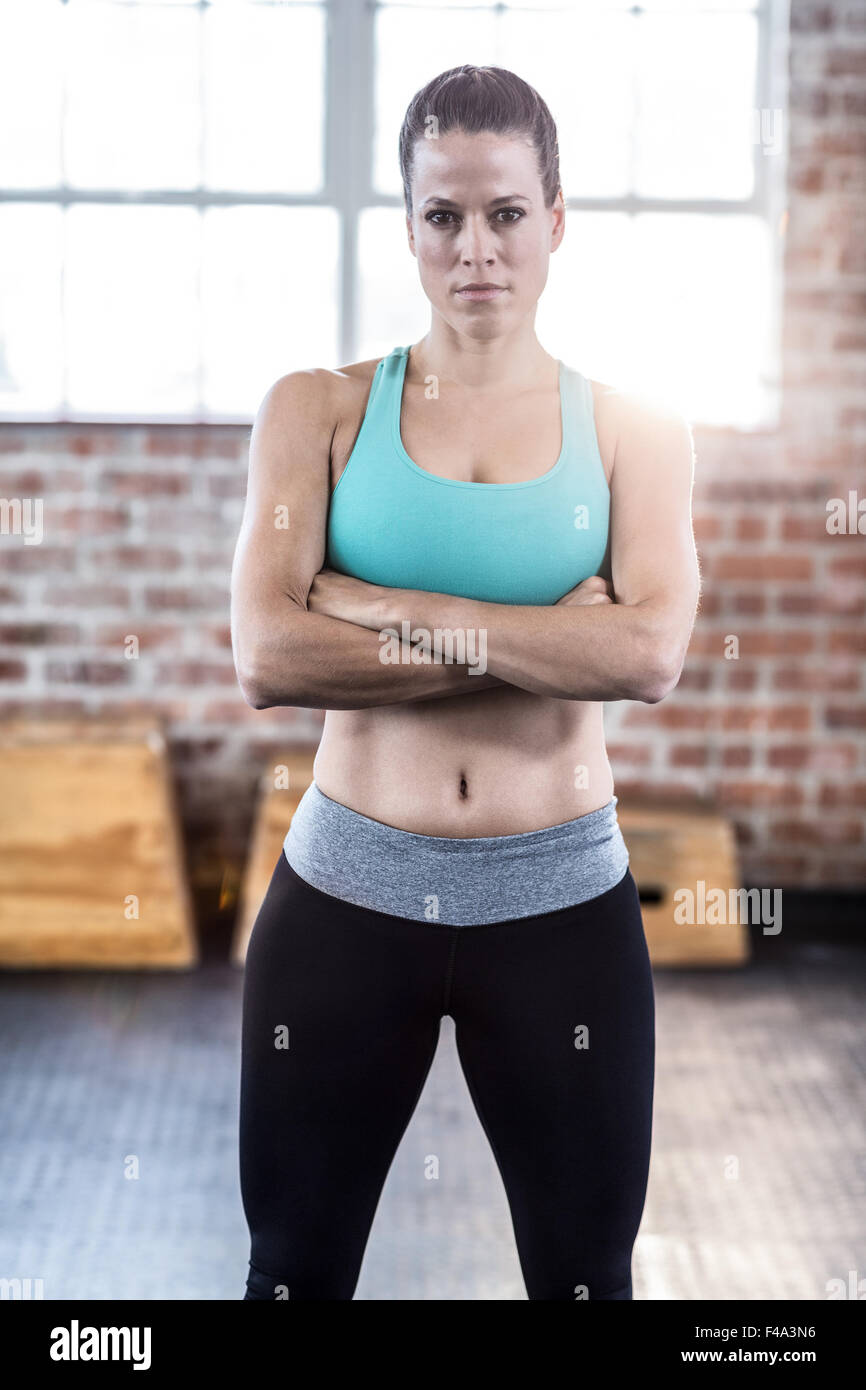 Ernst Fit Frau mit Arme gekreuzt Stockfoto
