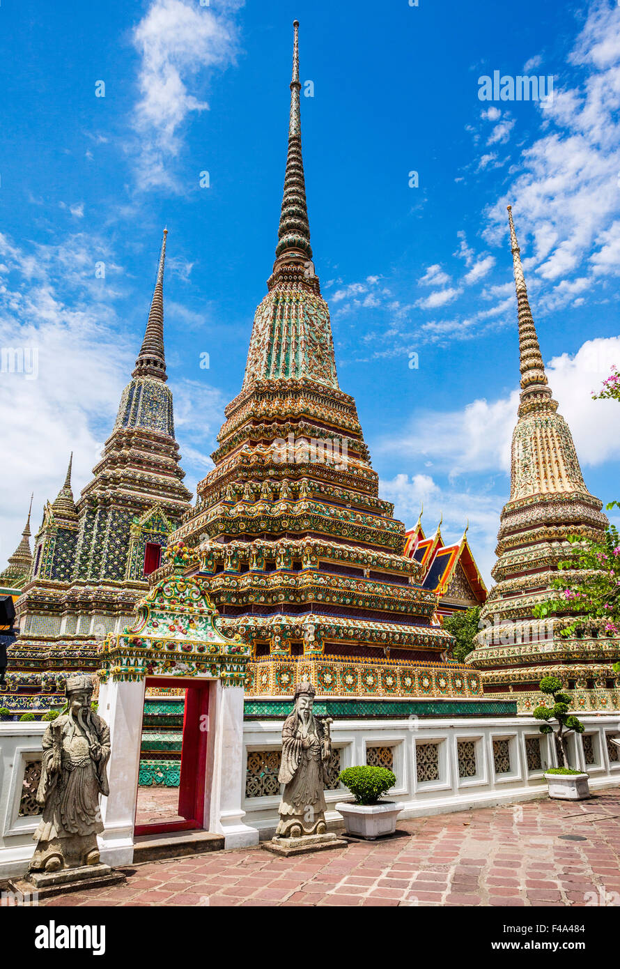 Thailand, Bangkok, Wat Poh buddhistisches Kloster, Blick auf die Phra Maha Chedi Si Rajakan Gruppe von hohen Pagoden Stockfoto
