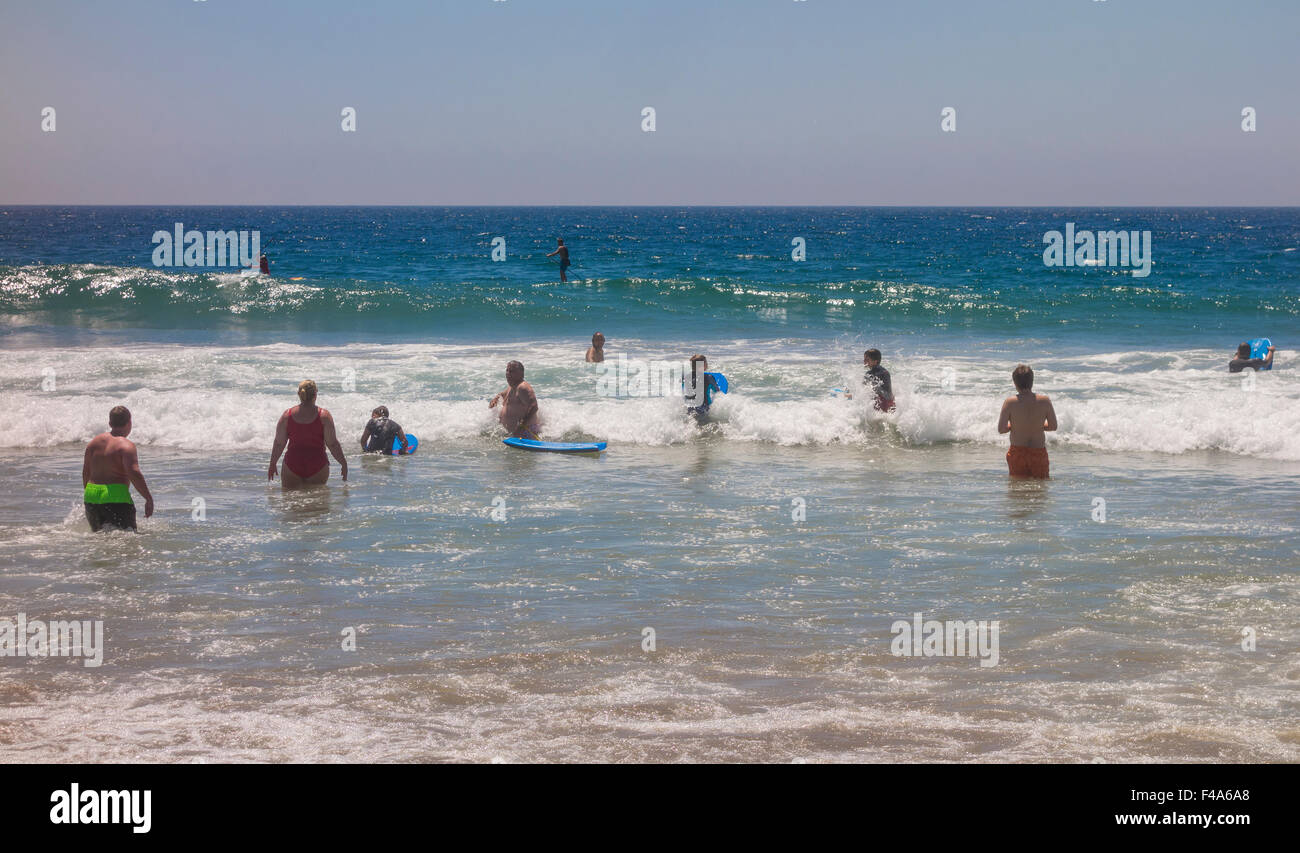ZUMA BEACH, Kalifornien, USA - Menschen am Strand von Zuma, öffentlichen Strand nördlich von Malibu. Stockfoto