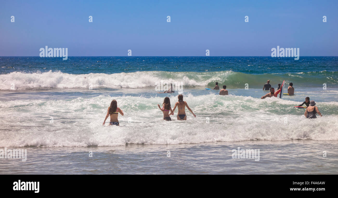 ZUMA BEACH, Kalifornien, USA - Menschen am Strand von Zuma, öffentlichen Strand nördlich von Malibu. Stockfoto