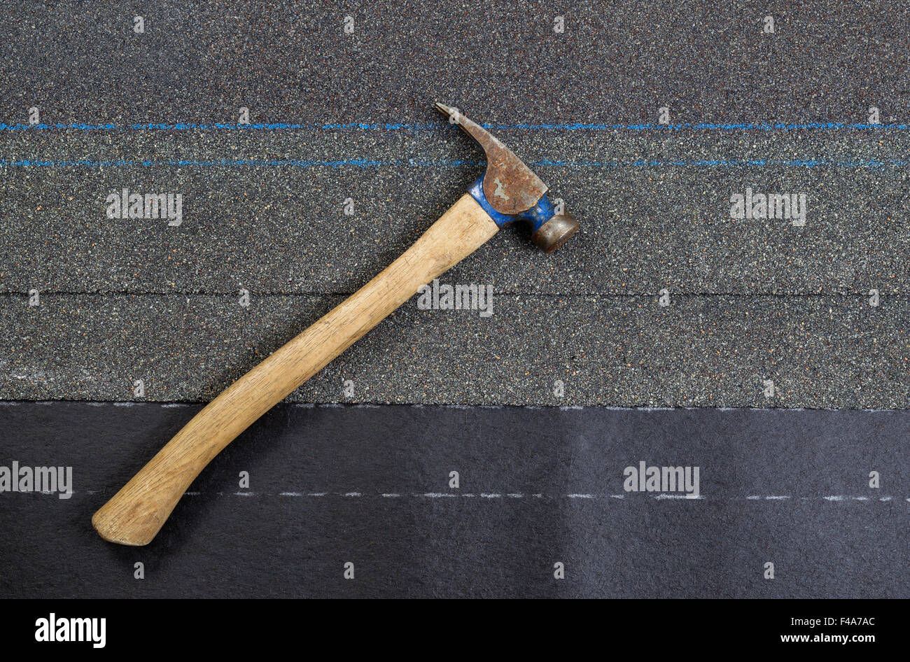 Überdachung-Hammer auf neue zusammengesetzte Schindeln verwendet und fühlte sich Papier im Querformat. Stockfoto
