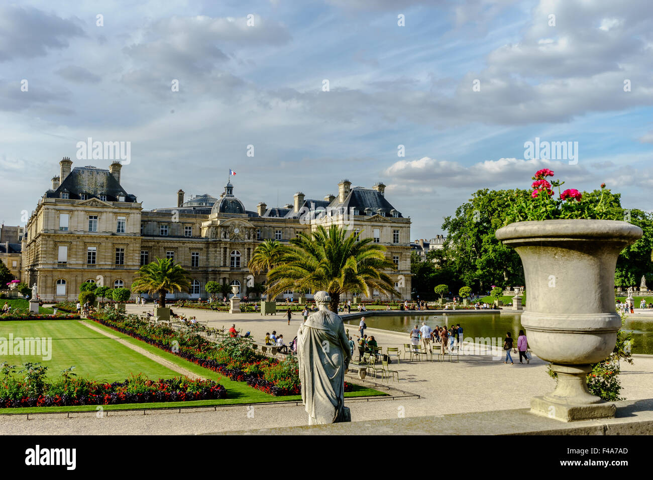 Links Blick auf den französischen Senat Gebäude Palast am Jardin du Luxembourg. Juli 2015. Paris, Frankreich. Stockfoto