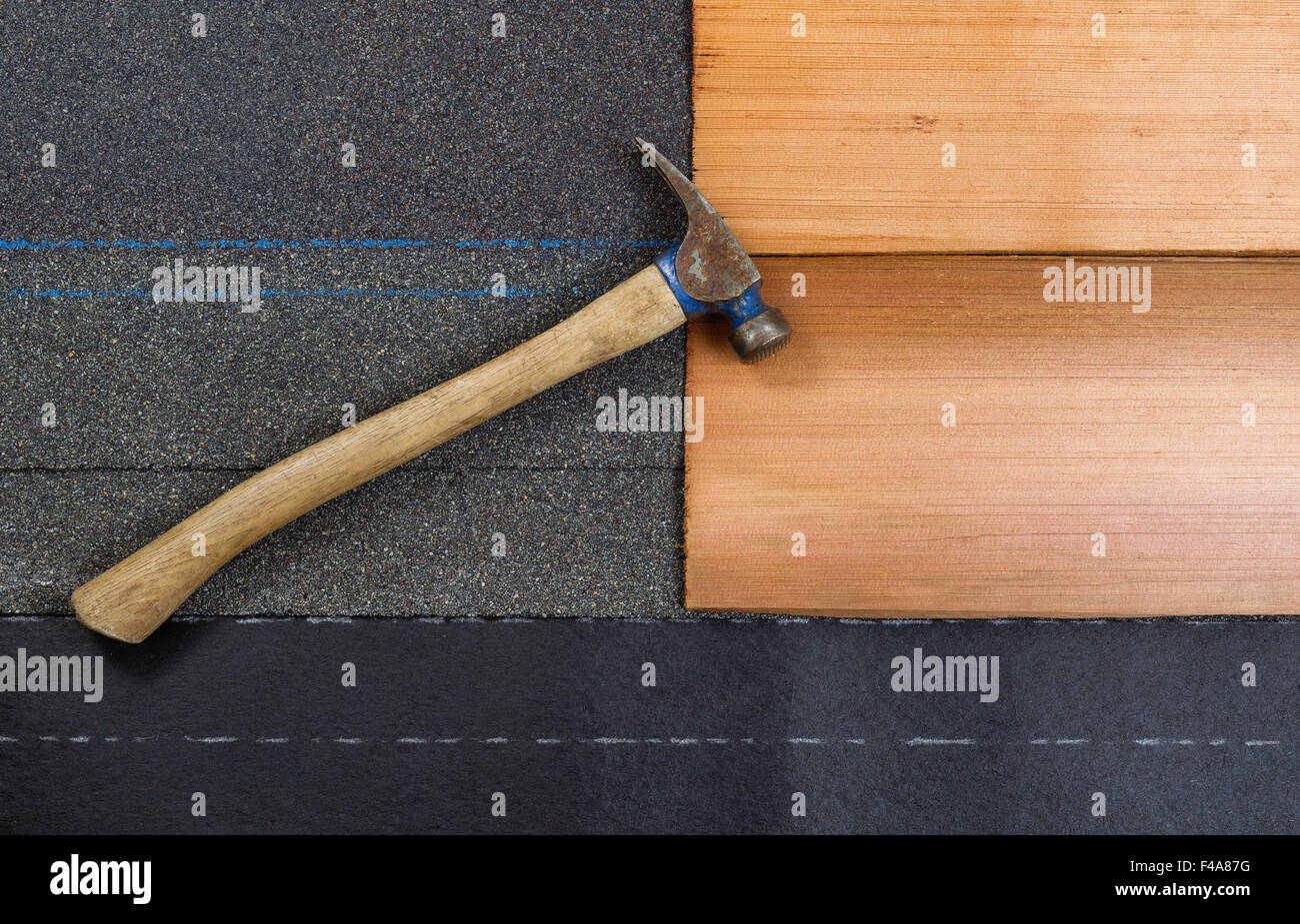 Gebrauchte Dach Hammer auf Neues Verbundmaterial und schütteln Zederschindeln mit Filz Papier im Querformat. Stockfoto