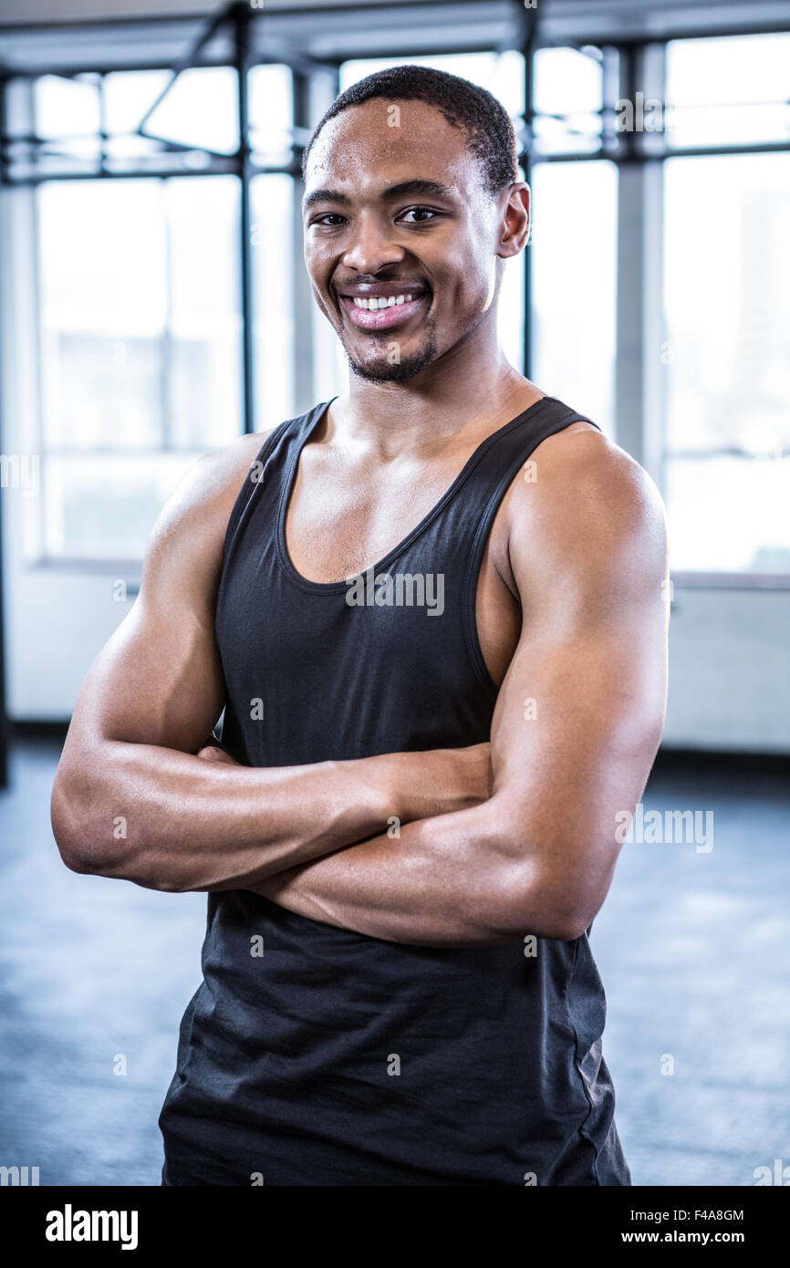 Fit Mann mit verschränkten Armen Stockfoto