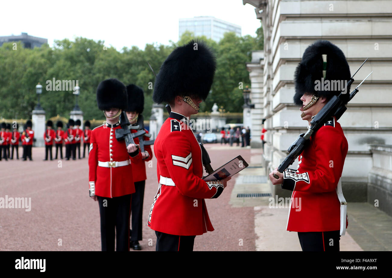 London, UK. 8. Sep, 2015. Foto zeigt britische Royal Guards, die Teilnahme an der wechselnden Zeremonie am Buckingham Palace in London 8. September 2015. Die wechselnden Zeremonie der britischen königlichen Wachen ist mittags am Buckingham Palace täglich von Mai bis Juli und evey neulich in anderen Monaten statt. © Han Yan/Xinhua/Alamy Live-Nachrichten Stockfoto