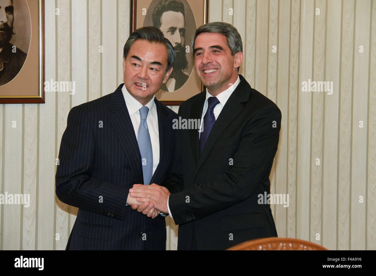 Sofia. 15. Oktober 2015. Bulgarian President Rosen Plevneliev (R) trifft sich mit chinesischen Außenminister Wang Yi in Sofia 15. Oktober 2015. Bildnachweis: Pei Yingbo/Xinhua/Alamy Live-Nachrichten Stockfoto