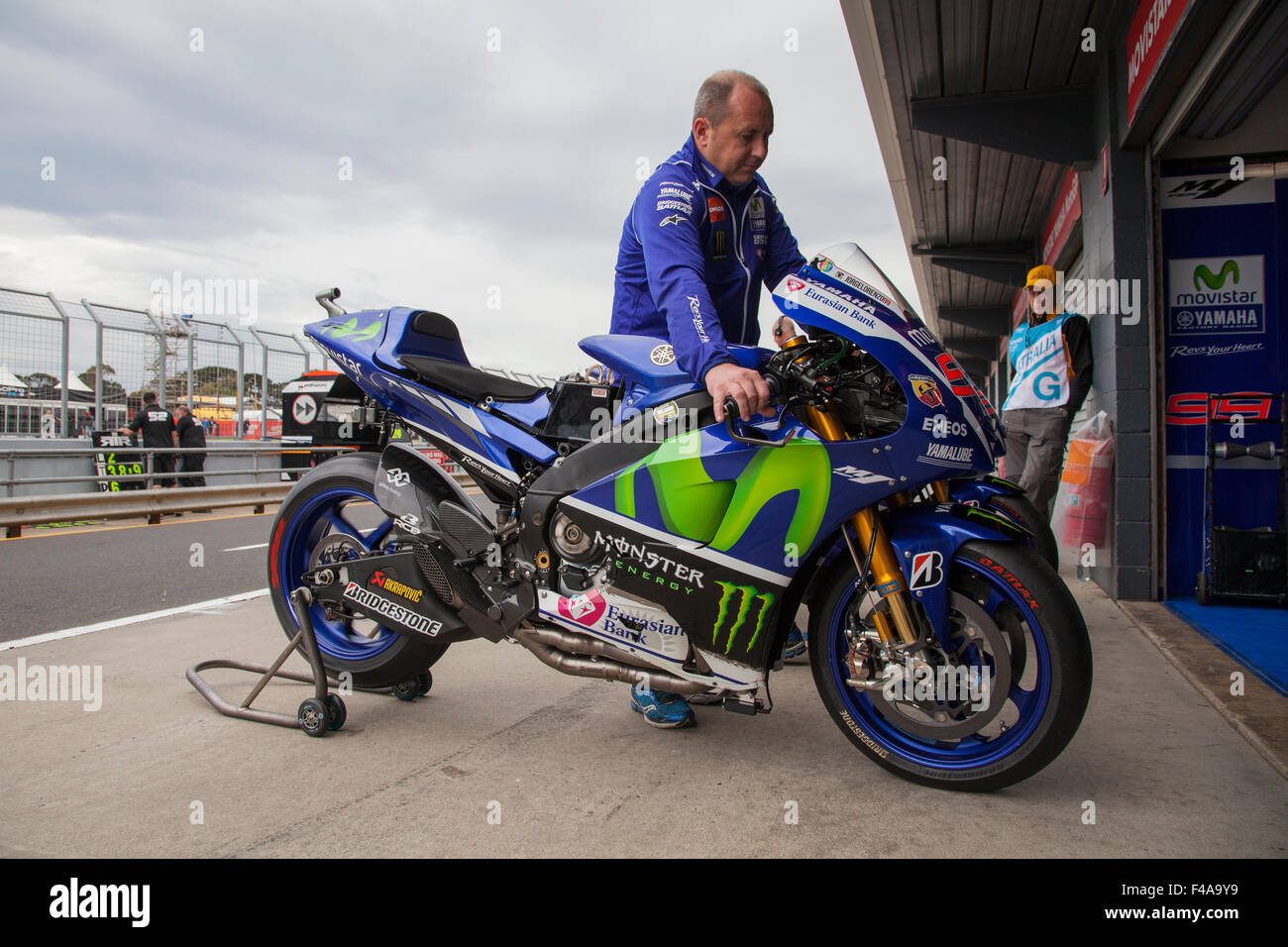 Phillip Island, Australien. 16. Oktober 2015. Movistar Yamaha MotoGP Mechanik Aufwärmen Lorenzos MotoGP Motorrad vor Beginn des freien Trainings am Freitag die Pramac Australian Motorcycle Grand Prix. Bildnachweis: Russell Hunter/Alamy Live-Nachrichten Stockfoto